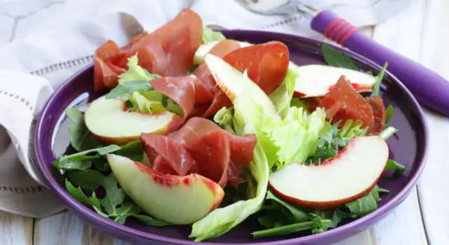 Insalata Con Bresaola E Pesche Per Contorni Estivi Diversi Dal Solito