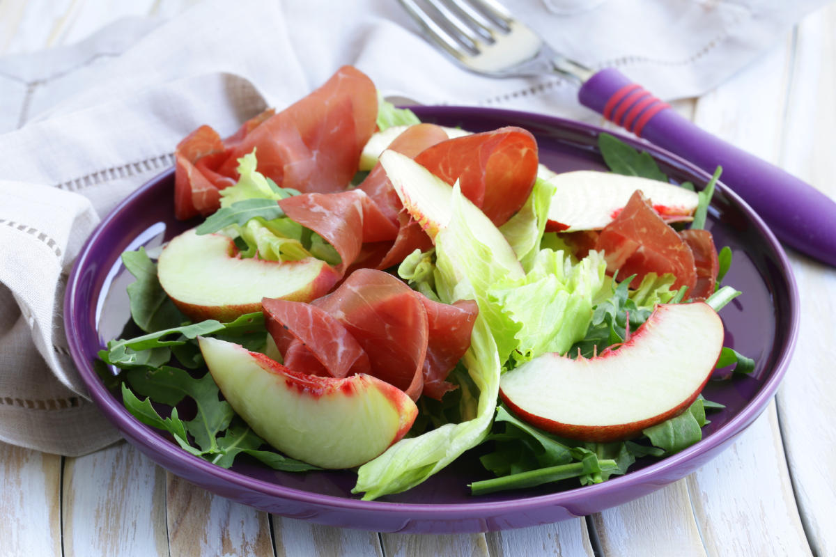 Insalata pesche e bresaola