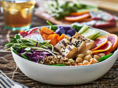 Piatto unico a base di insalata con ceci e tofu: leggero ma nutriente