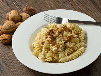 Pasta veloce con ricotta e noci: un primo piatto delicato e buonissimo!