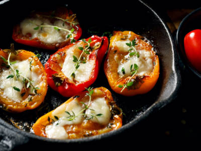 Peperoni ripieni vegetariani: la ricetta con formaggio e frutta secca