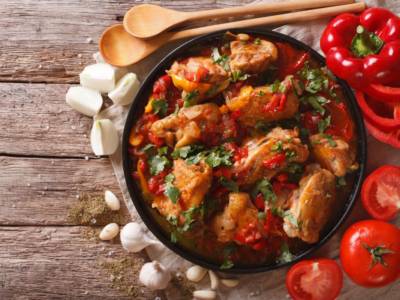 Cosce e petto di pollo in umido con peperoni: la ricetta romana