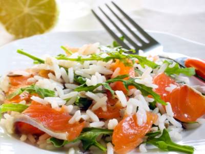 Insalata di riso e salmone affumicato con rucola: che spettacolo!