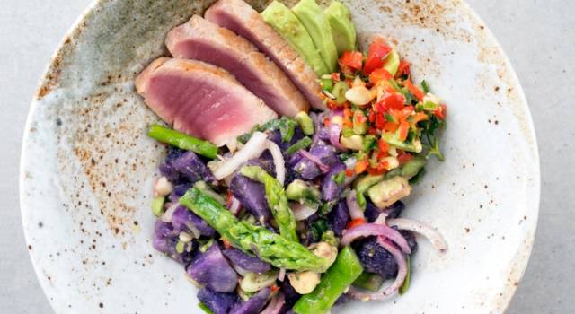 Piatto unico a base di tonno scottato e patate violette: buonissimo!