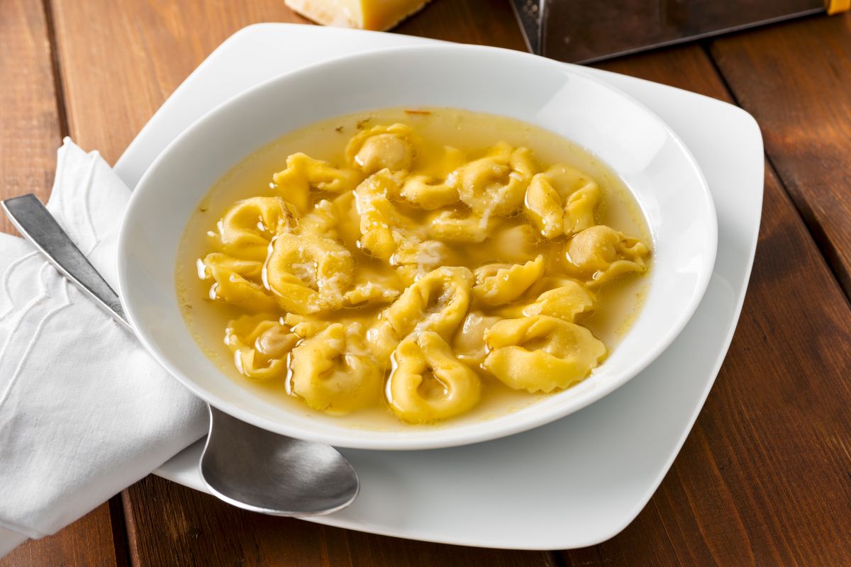 Piatto di tortellini di Valeggio in brodo