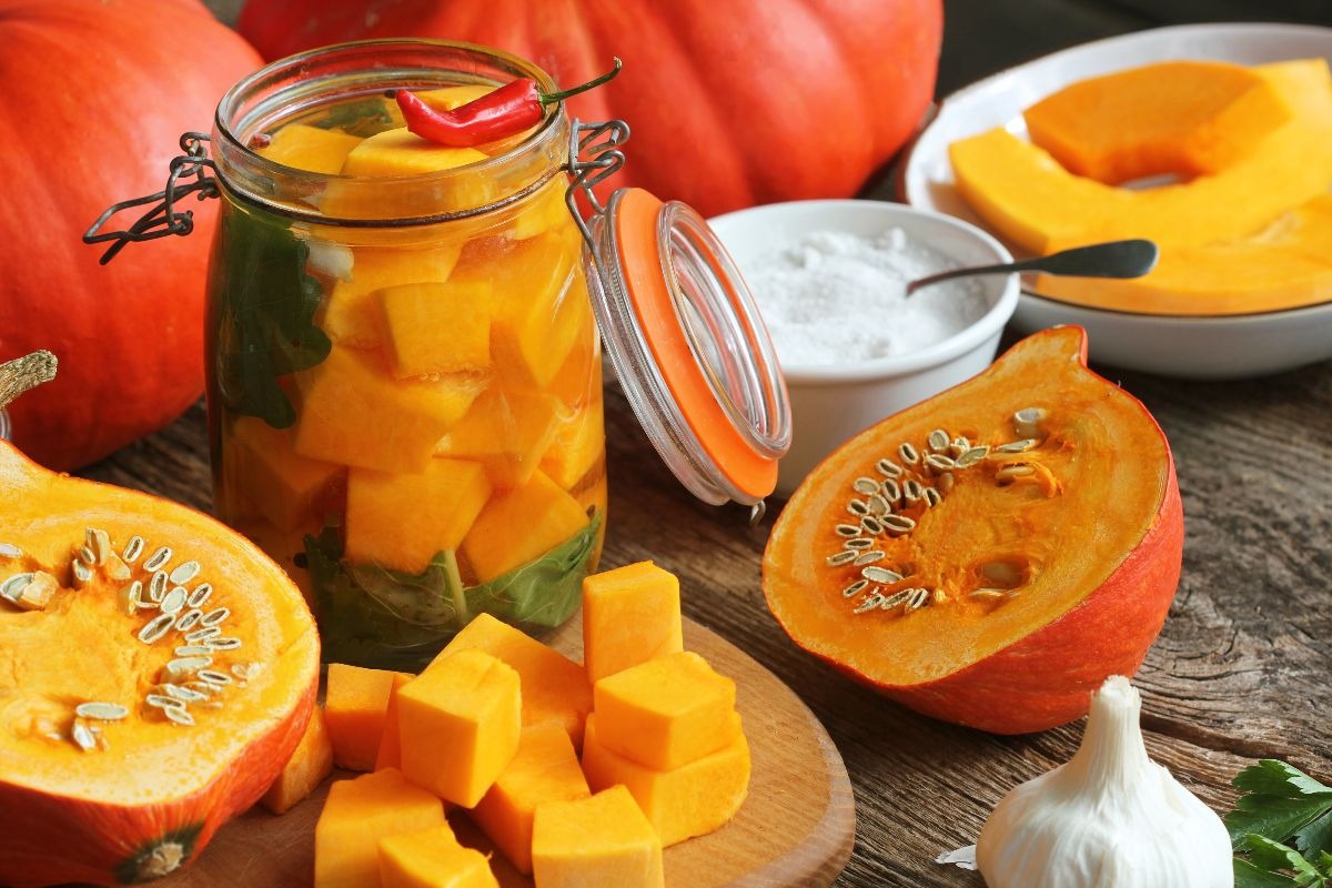 Zucca tagliata a cubetti in vasetto di vetro