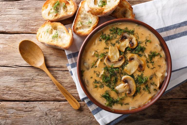 Come fare la zuppa di funghi la ricetta del piatto unico sfizioso