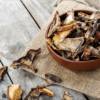 Come essiccare i funghi al forno o sotto al sole