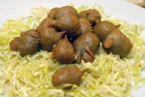 Piatto di frittelle di grano saraceno su insalata