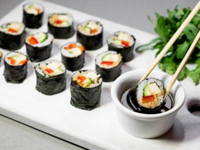 Sushi di verdure senza il riso: la ricetta con la quinoa
