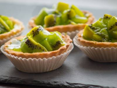 Mini crostatine dolci farcite ai kiwi: che buone!