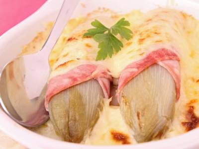 Indivia belga al forno con prosciutto e formaggio: perfetta per questa stagione!