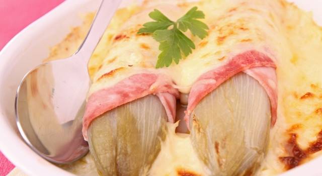 Indivia belga al forno con prosciutto e formaggio: perfetta per questa stagione!