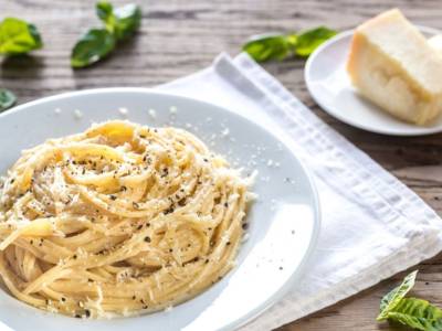 Cerchi un primo piatto facile e veloce? Prova gli spaghetti Parmigiano e pepe!