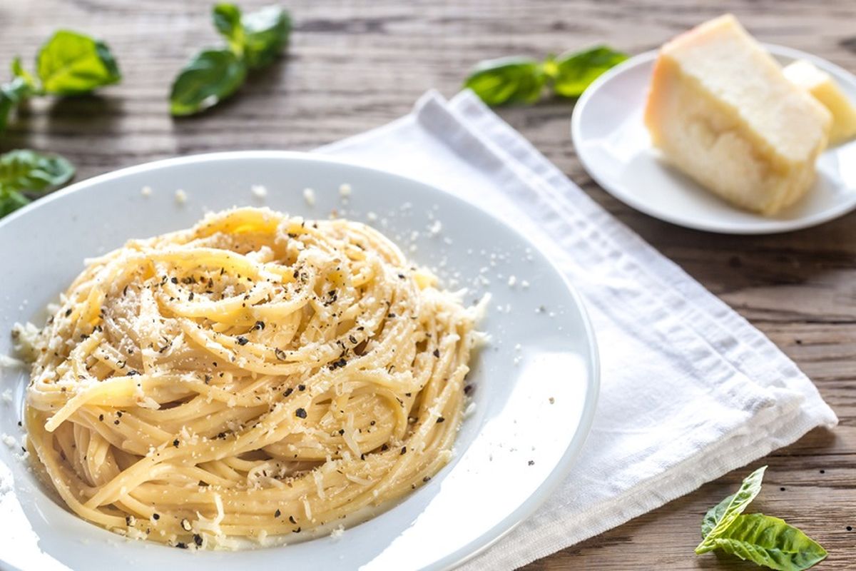 Spaghetti parmigiano e pepe: la ricetta per primi piatti veloci