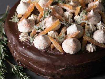 Torta con meringhe e cioccolato: una vera delizia!