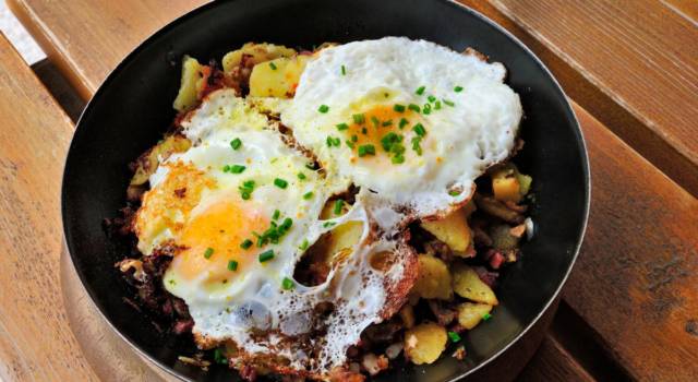 Uova al tegamino con speck e patate: un piatto tirolese&#8230; da leccarsi i baffi!