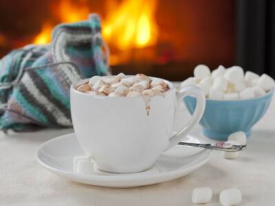 Cioccolata in tazza con marshmallow: una delizia per il palato!