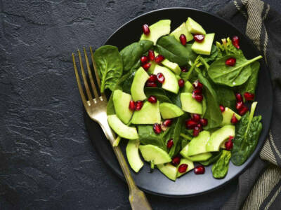 Contorno di avocado in insalata con spinaci: la ricetta facilissima