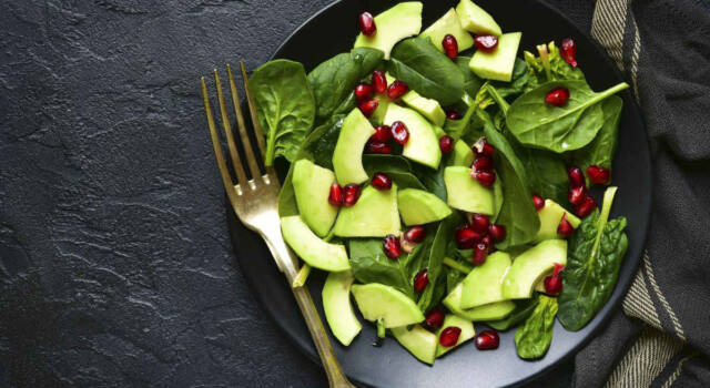 Contorno di avocado in insalata con spinaci: la ricetta facilissima