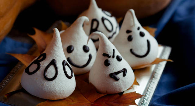 Meringhe&#8230; o fantasmini? La ricetta di Halloween preferita da tutti i bambini!