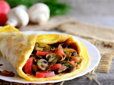 Omelette con funghi trifolati e pomodorini al profumo di aneto: che bontà!