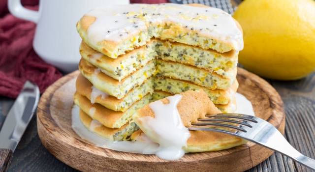Pancake con erbe aromatiche e salsa al limone: la ricetta!