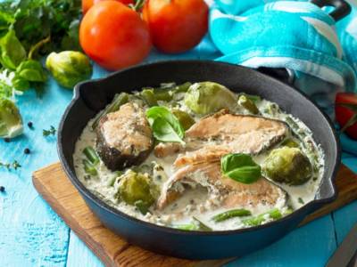 Salmone in padella con salsa alla senape e cavolini di Bruxelles: che delizia!