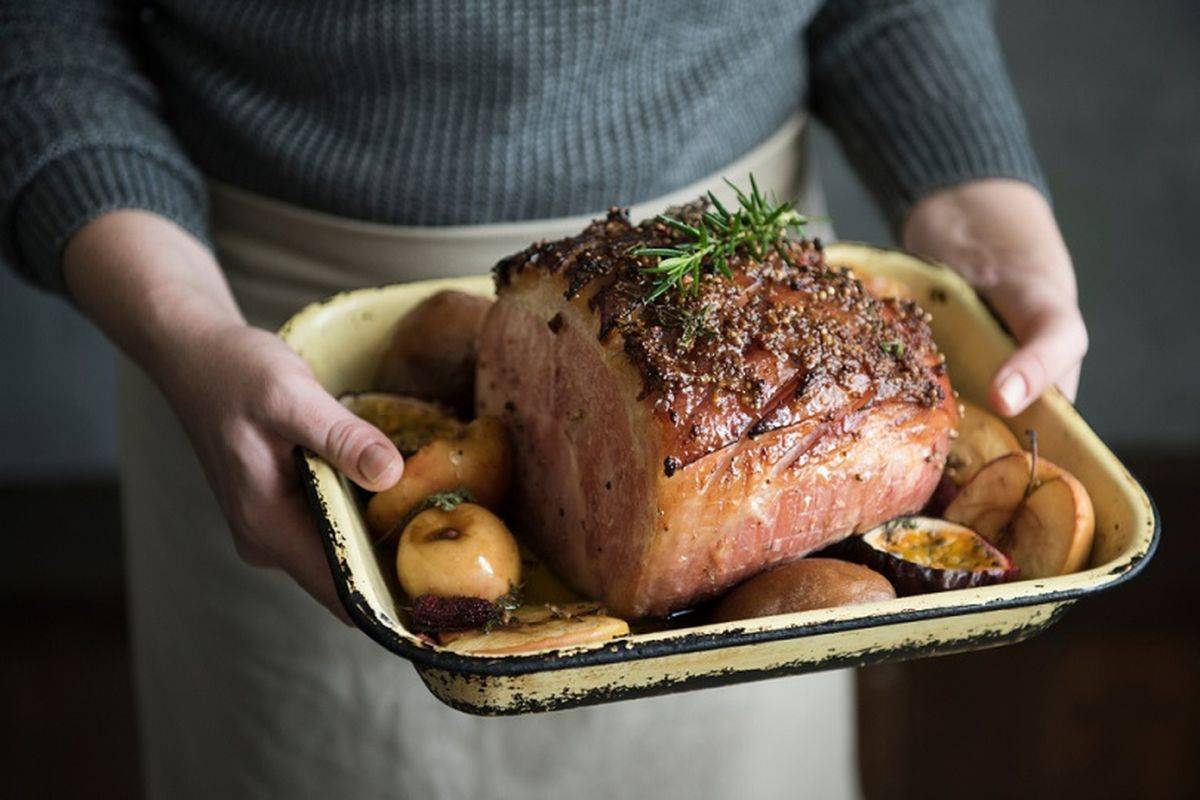 Baked loin with apples
