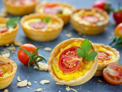 Sfiziose crostatine al pomodoro: un antipasto sfizioso e facile da preparare!