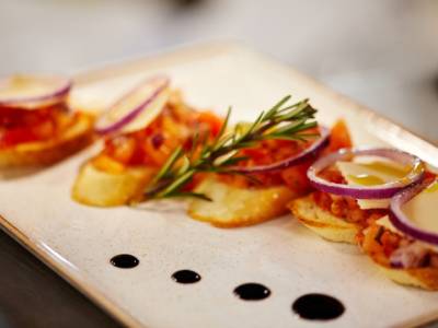 Buonissimi crostini di patate arrosto: un antipasto diverso dal solito!