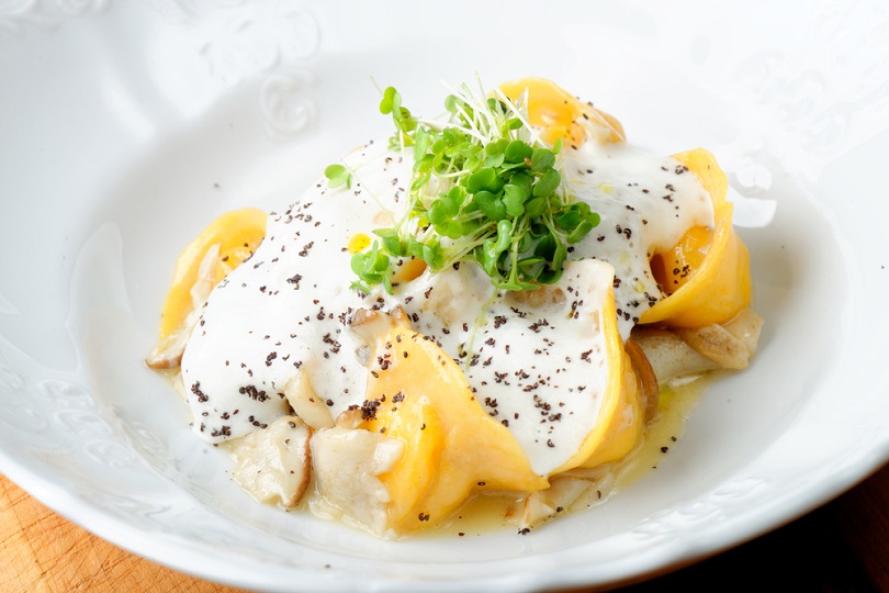 Ravioli con fonduta di formaggio