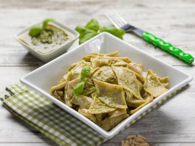 Che buoni i testaroli al pesto! Scopriamo la ricetta tipica della Lunigiana