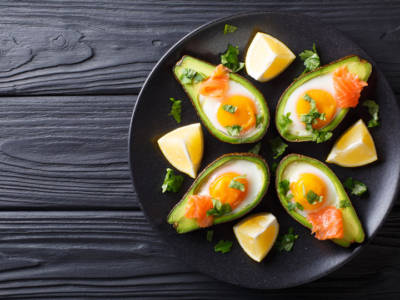 Barchette di avocado e uova: colorate, deliziose e semplicemente meravigliose!