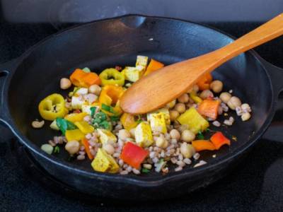 Ricca e gustosa insalata di farro con verdure grigliate e ceci: la ricetta del piatto unico!