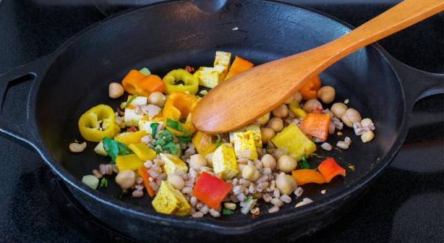 Ricca e gustosa insalata di farro con verdure grigliate e ceci: la ricetta del piatto unico!