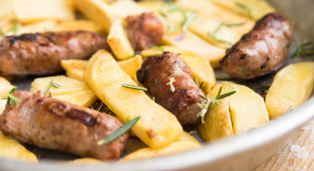 Salsiccia e patate: riuscite a pensare a un abbinamento più azzeccato?