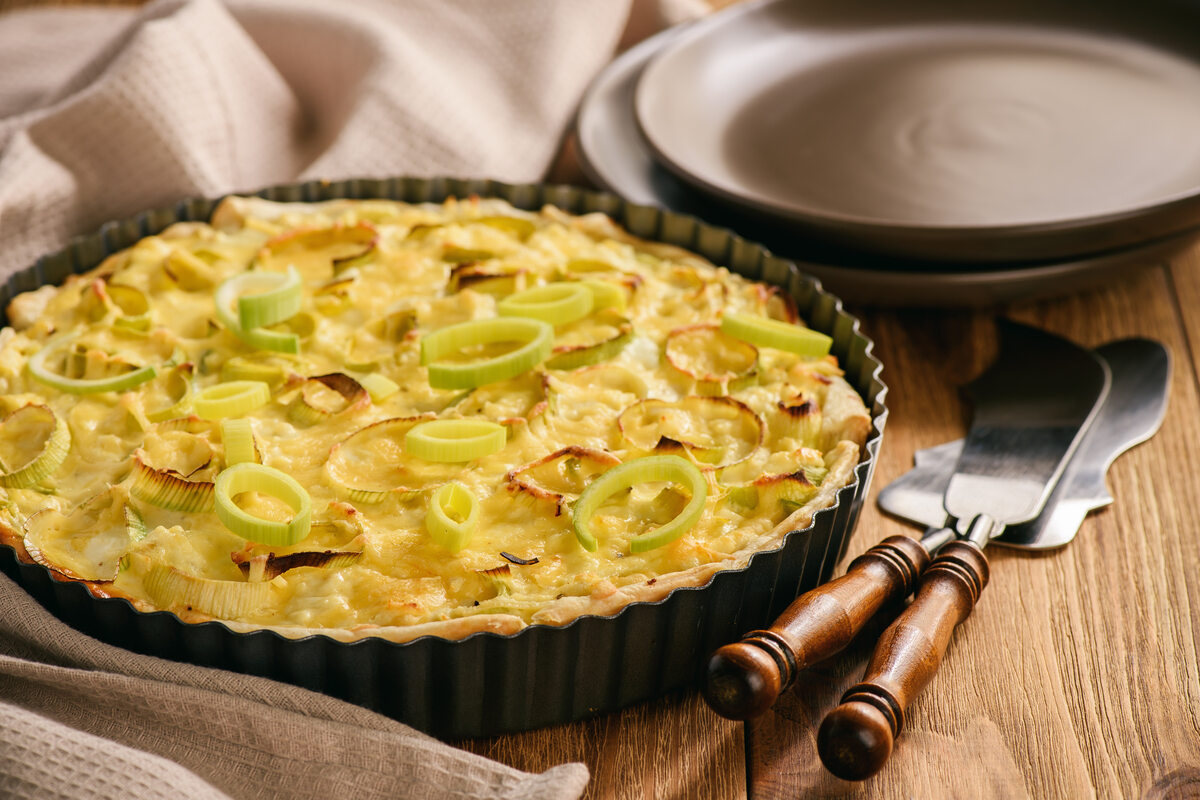 Teglia con torta salata tipo quiche ai porri