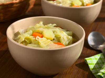 Prepariamo la zuppa di verza con la ricetta vegetariana