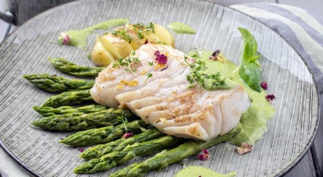Buonissimo secondo piatto di pesce: spigola al forno con asparagi