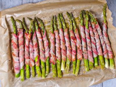 Asparagi al forno con bacon: un antipasto facile e veloce!