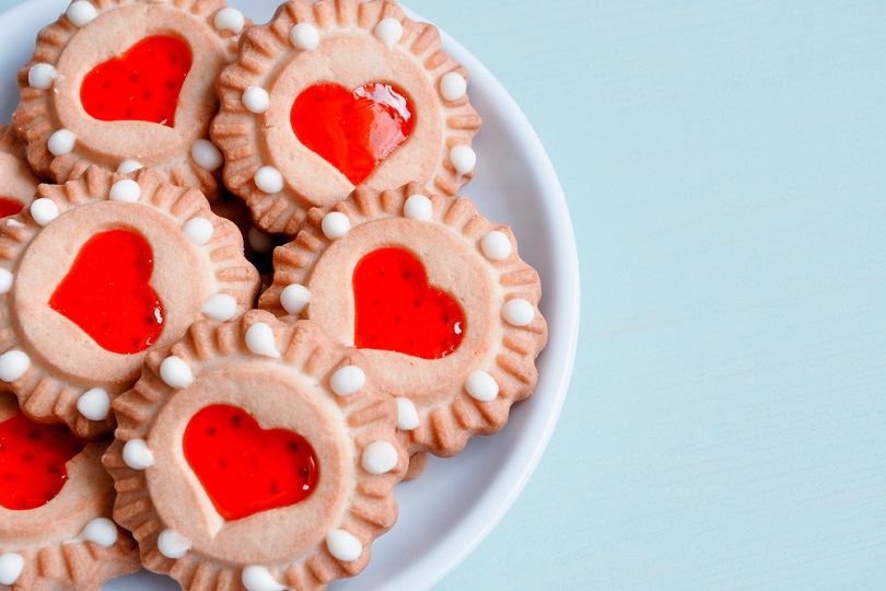 Biscotti di san valentino con marmellata