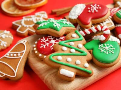 Biscotti di Natale con la glassa: la ricetta dei bellissimi dolcetti natalizi