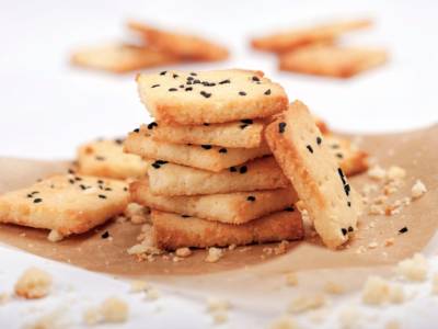Avete mai provato i biscotti salati senza glutine? Sono perfetti per l’aperitivo