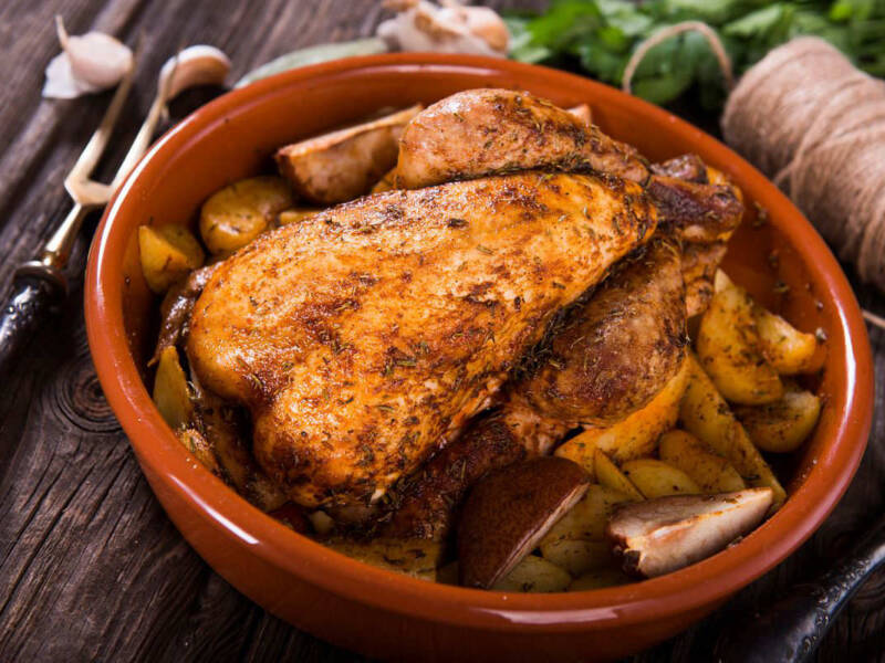 Come cucinare la faraona al forno, un piatto per le feste