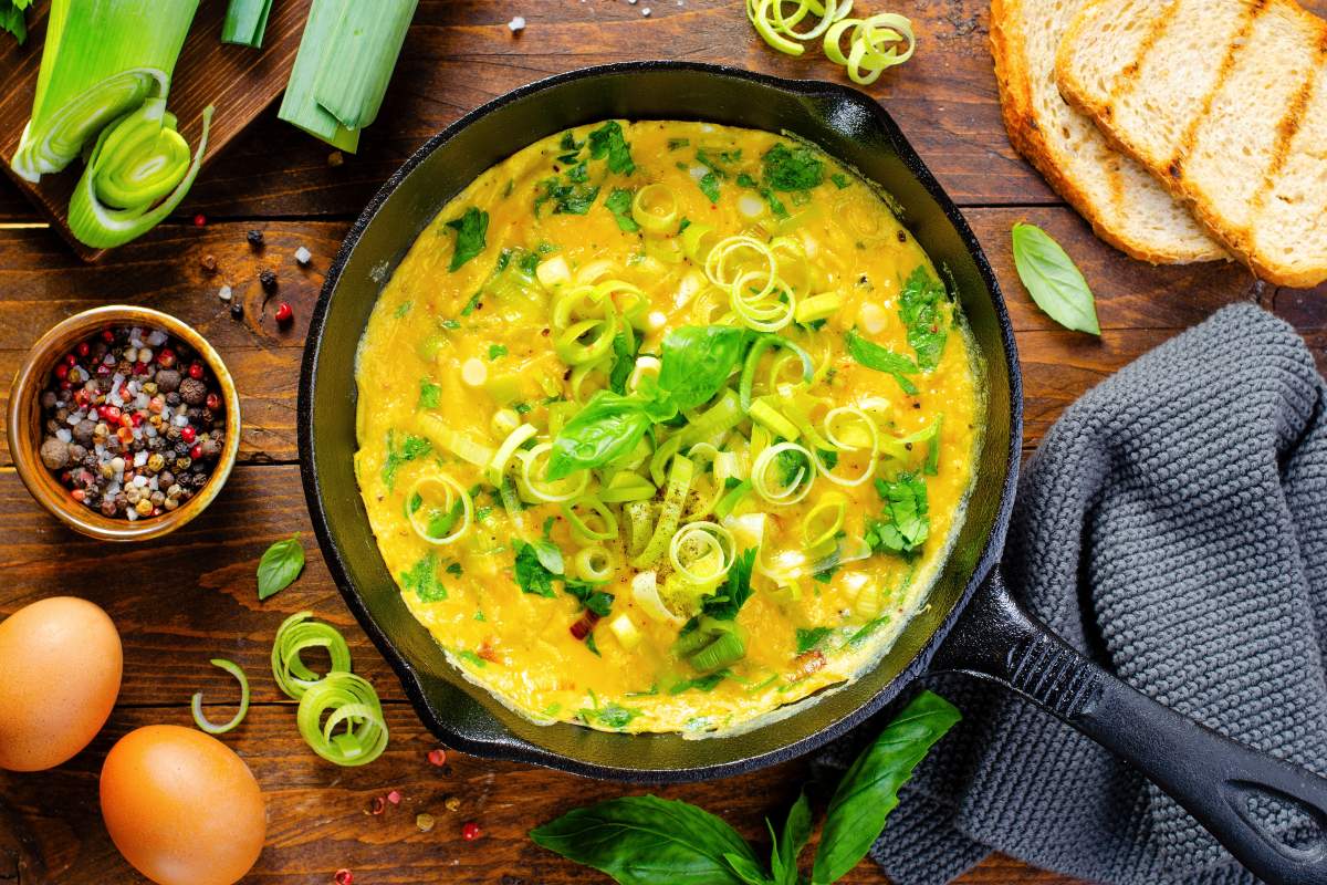 Vista dall'alto frittata con i porri in padella ghisa