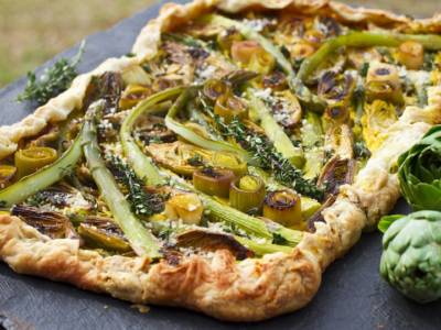 Torta salata con asparagi e porri: un delizioso piatto unico!