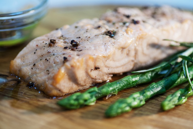 Salmone al pepe con asparagi