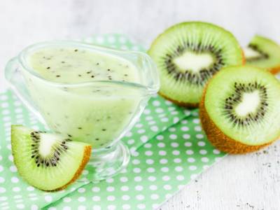 Fresco e dissetante smoothie verde con kiwi e pera