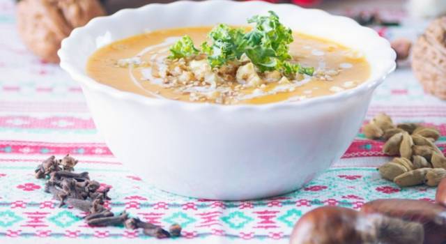 Deliziosa zuppa di castagne e noci: ideale per le fredde serate invernali!